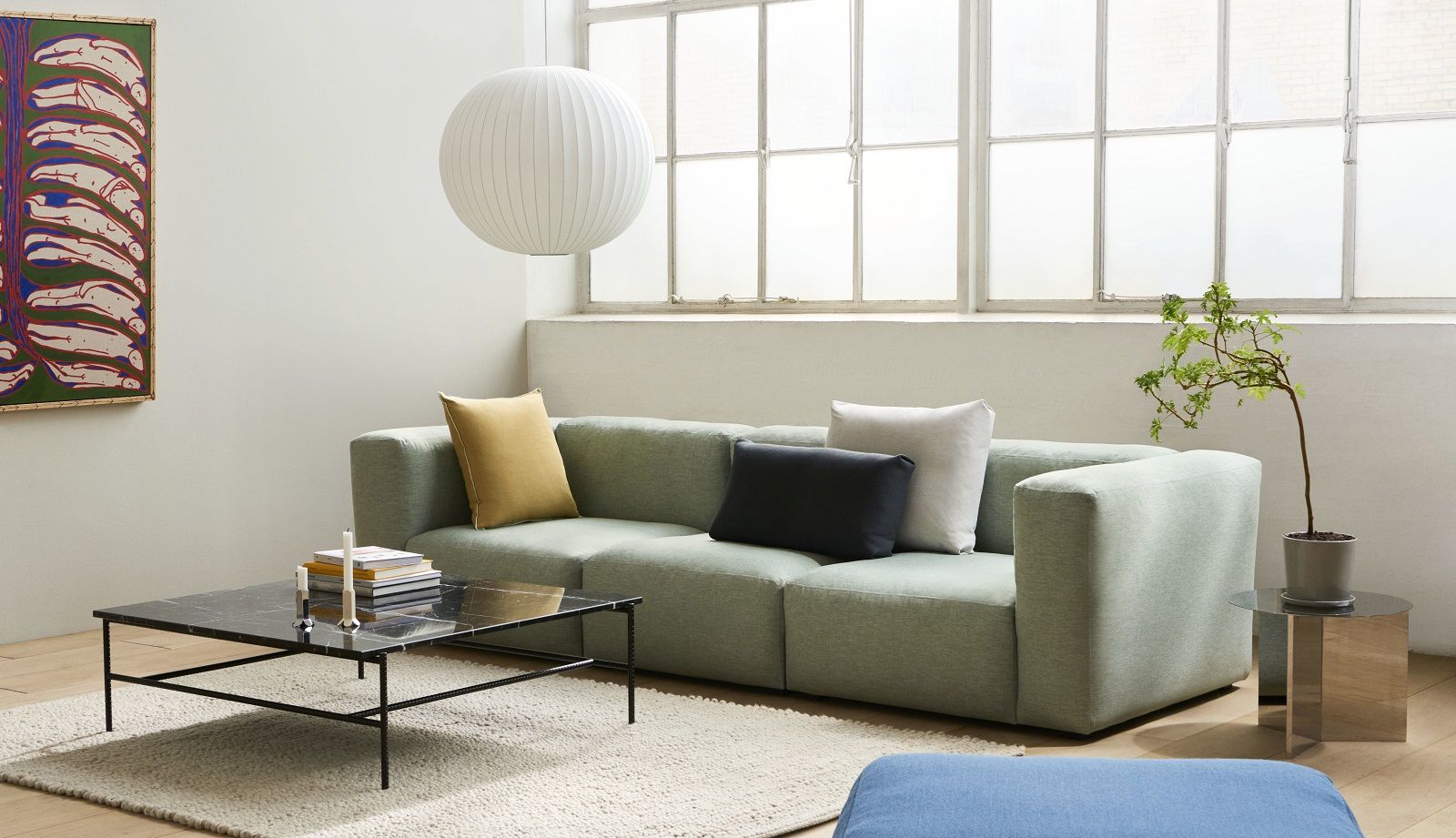Helles Wohnzimmer mit Mags Sofa Modul links in Grün, Couchtisch und Deko. Hay Möbel.