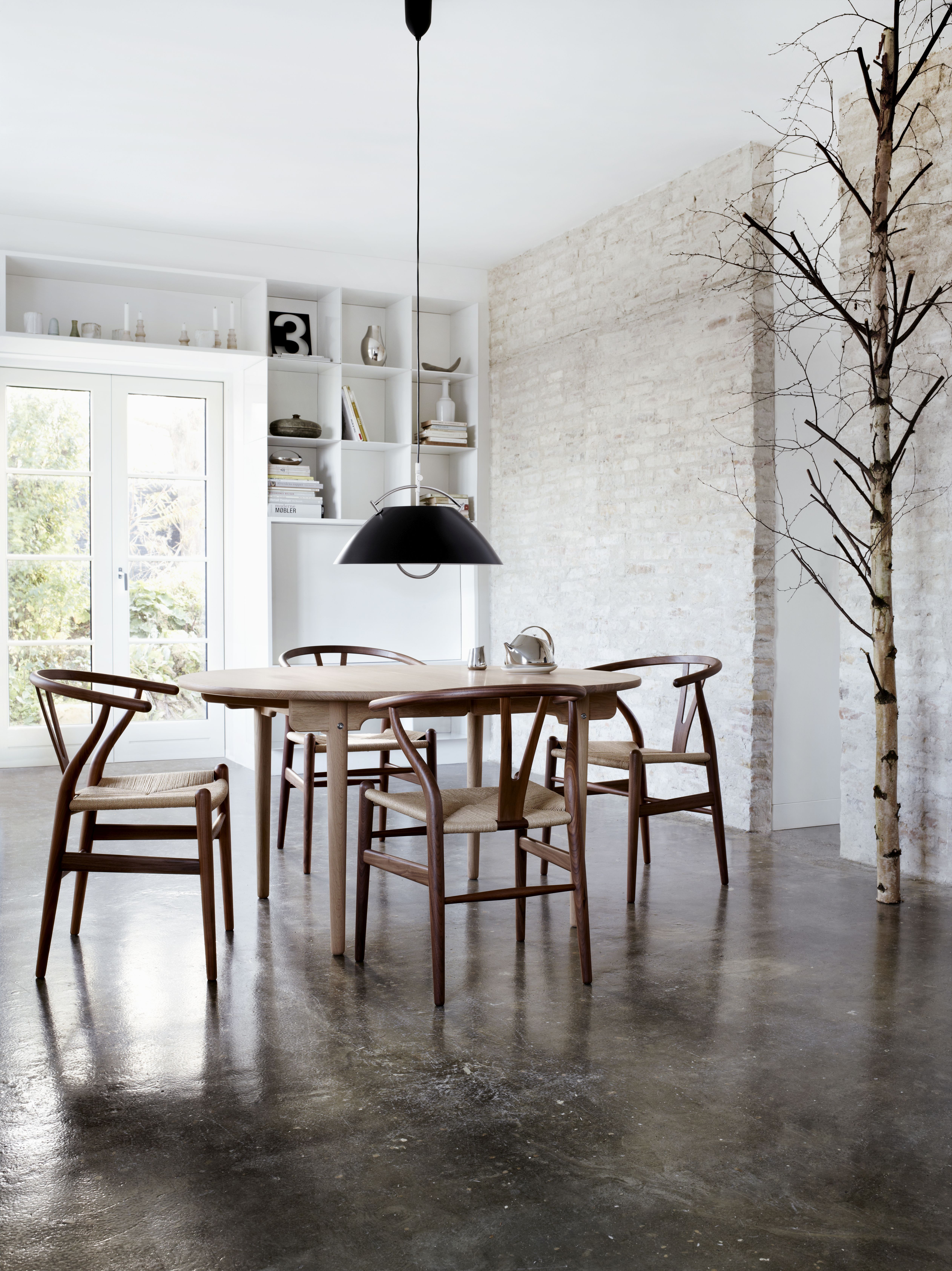 CH337 ovaler Esstisch ausziehbar von Carl Hansen & Søn mit Y-Stühlen in hellem, modernem Esszimmer.