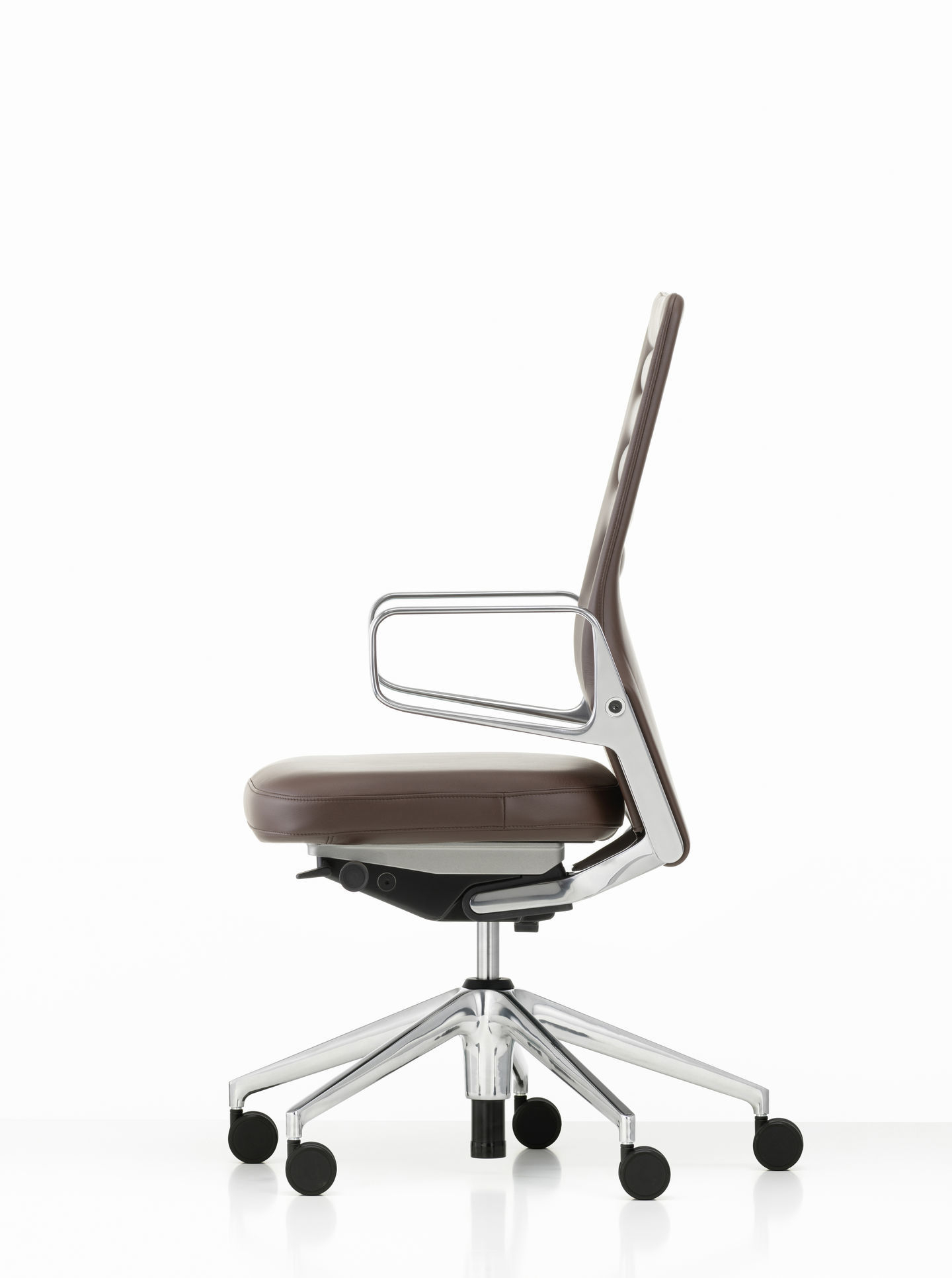 Vitra AC5 Work Bürostuhl in Braun, Seitenansicht. Ergonomischer Drehstuhl mit Chromgestell und Armlehnen.