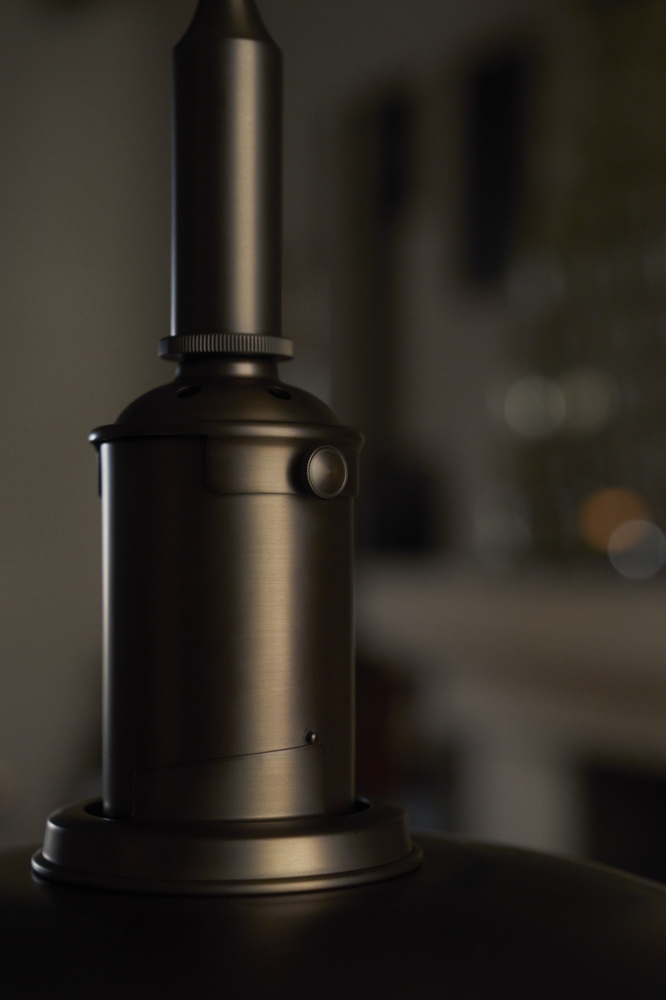 Detailaufnahme der Louis Poulsen PH 3/3 Pendelleuchte in Messingoptik, ein Designklassiker für stilvolle Beleuchtung im Wohnraum.