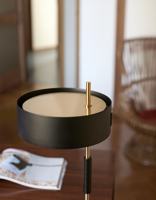 Detailaufnahme der Oluce 1953 Tischleuchte in Gold und Schwarz, modernes Design für Wohnzimmer und Büro.