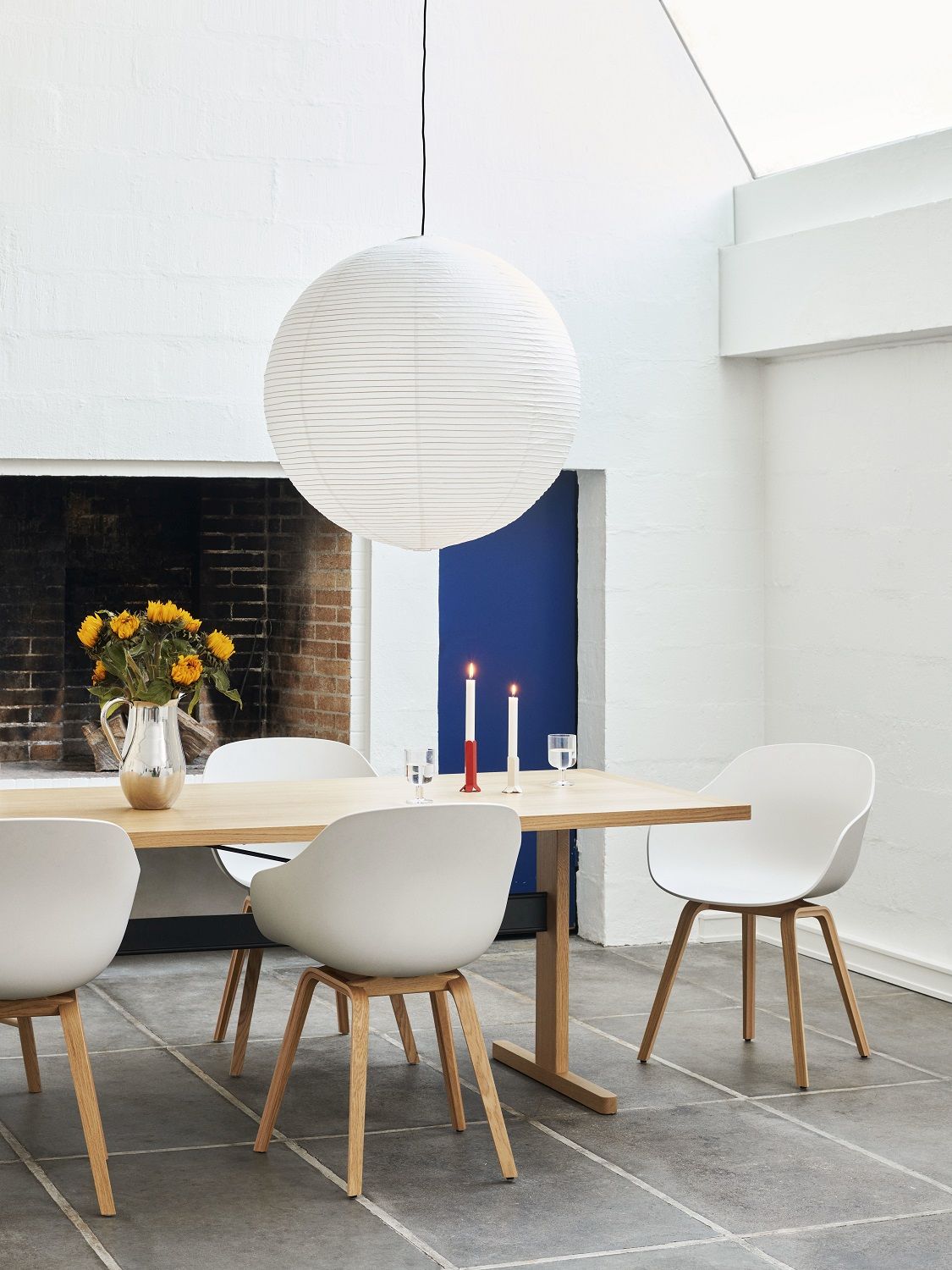 Esszimmer mit Hay About a Chair AAC222 Stühlen in Weiß und Holztisch.