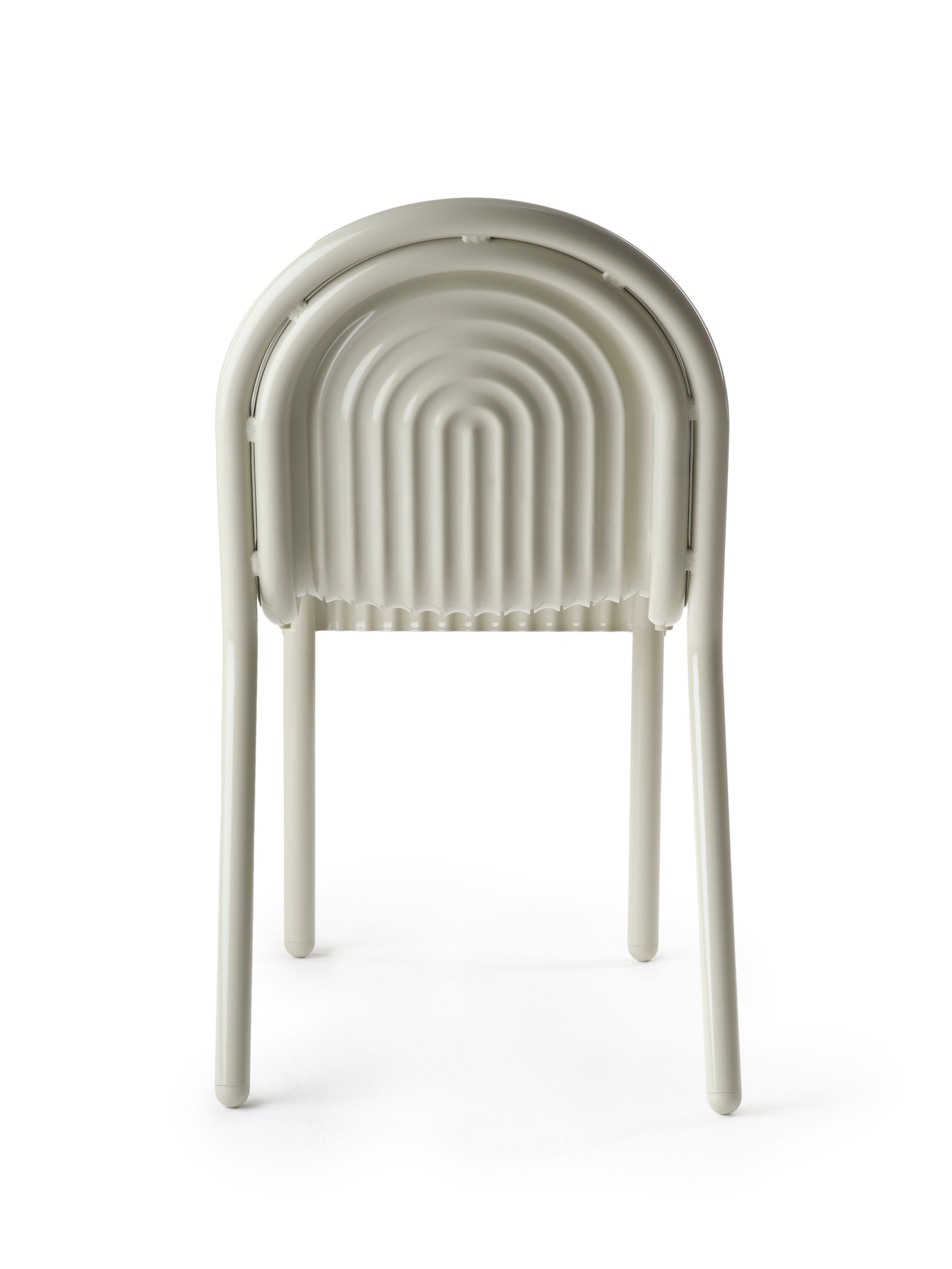 Rückansicht des Groove Outdoor Stuhls in Putty von Tom Dixon, moderner Gartenstuhl.