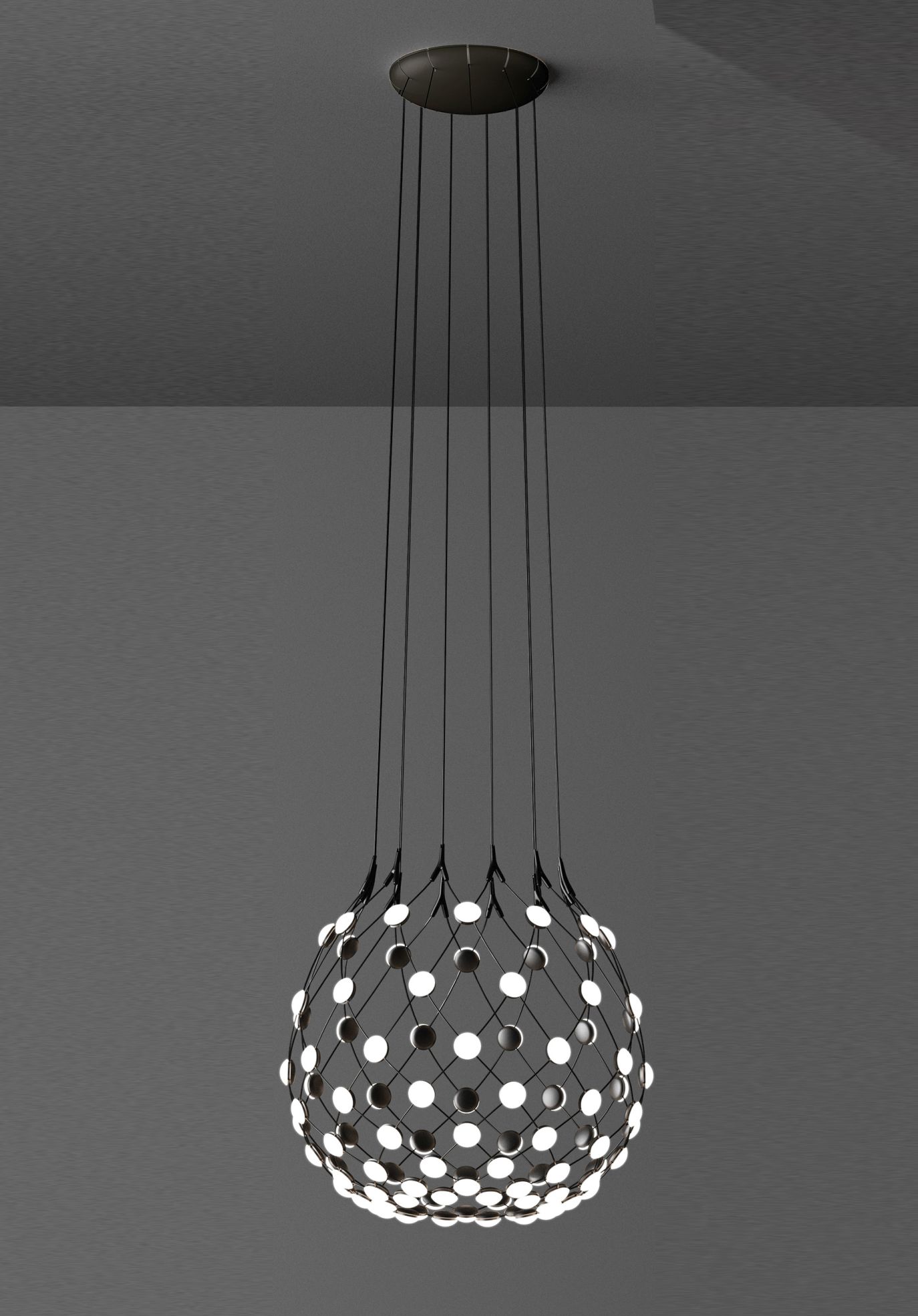 D86 Mesh Deckenleuchte von Luceplan, moderne Hängelampe mit schwarzem Drahtgeflecht und integrierten LED-Leuchtpunkten.