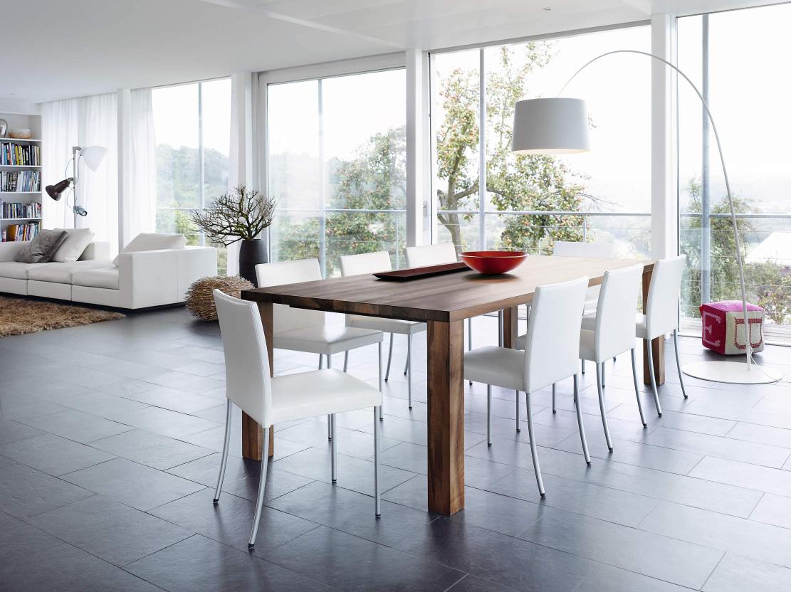 JASON LITE 1700 Stuhl von Walter Knoll, weißes Leder, Chromgestell am Esstisch im modernen Esszimmer.