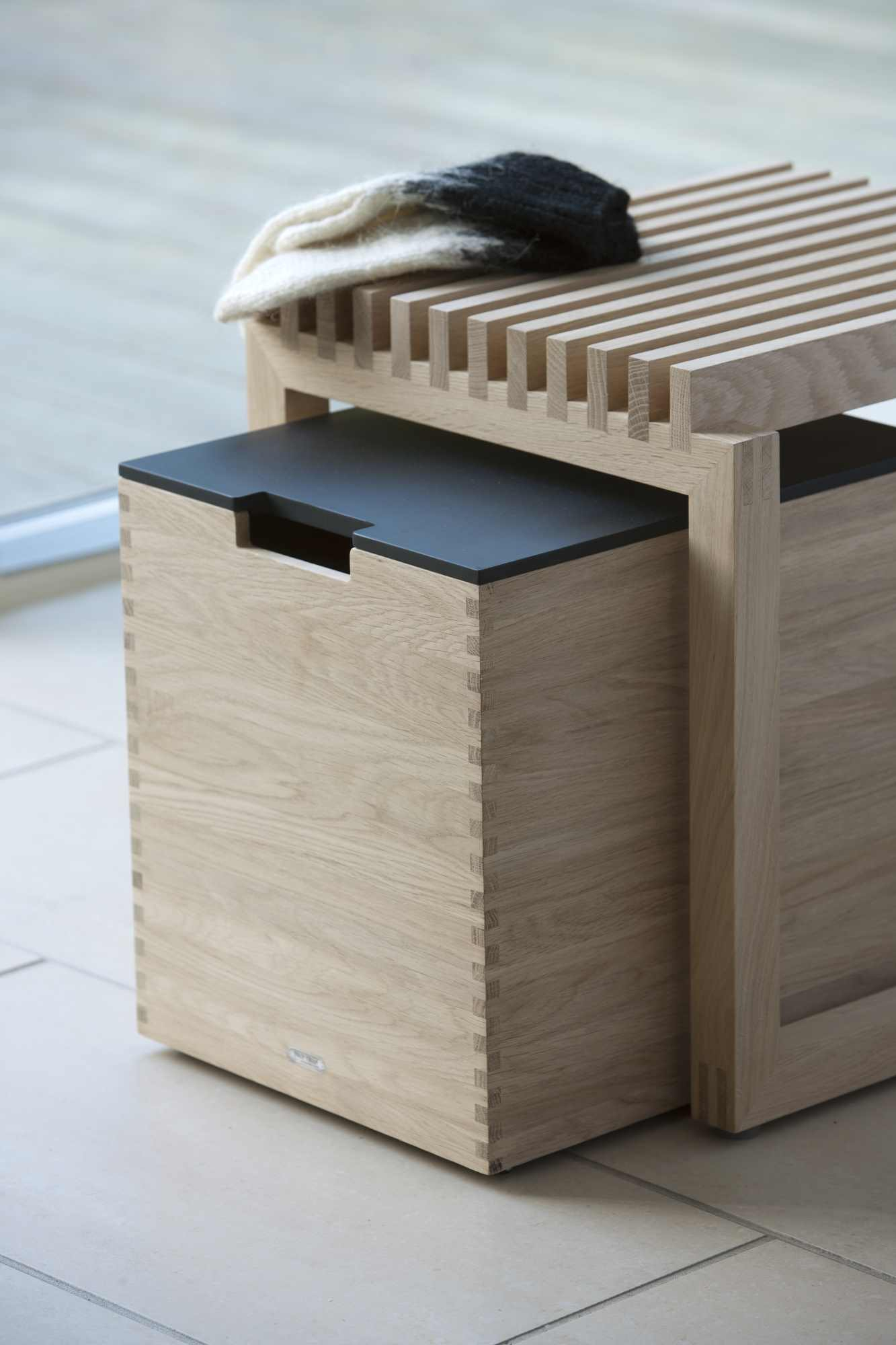 Cutter Stool Hocker von Skagerak: Moderner Holz Hocker mit Schublade und Decke.