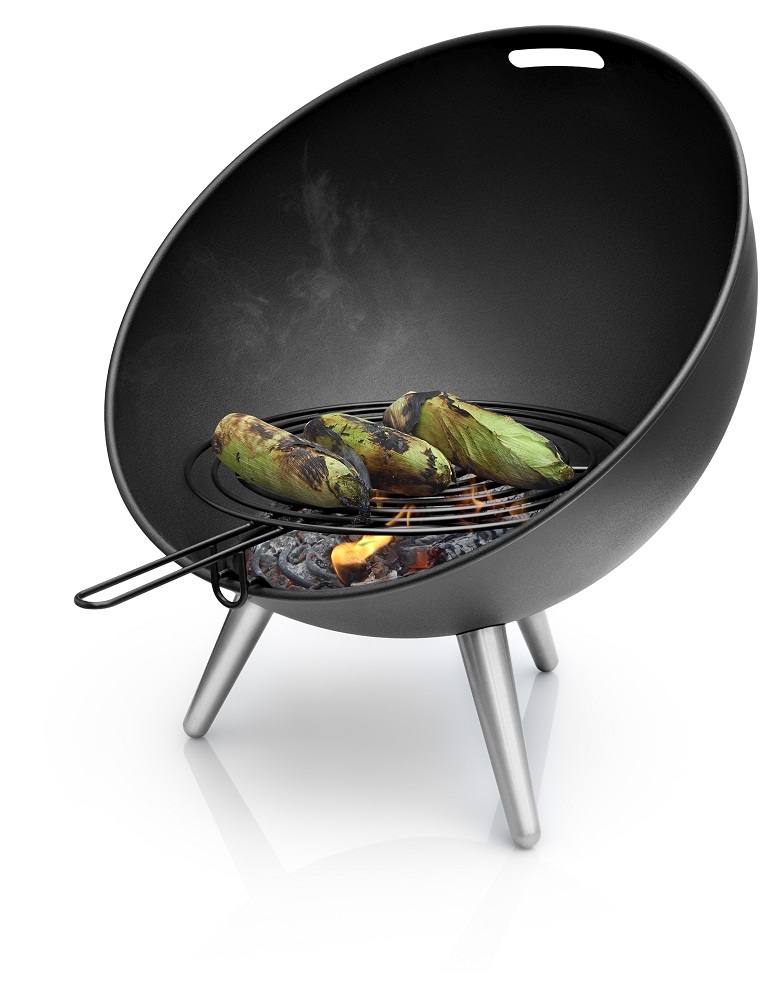 FireGlobe Grill mit Grillrost und Maiskolben über glühender Holzkohle.