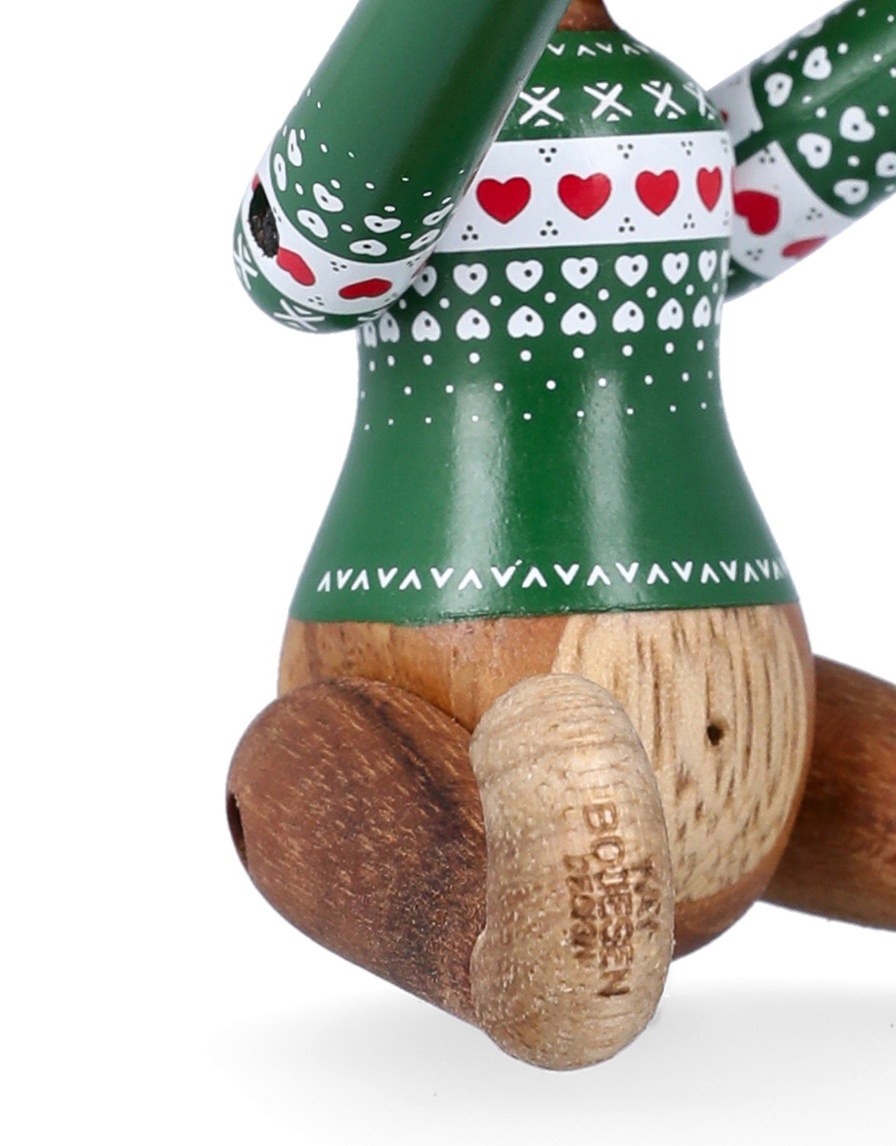 Detailaufnahme vom Kay Bojesen Holz Affe mit grünem Weihnachtspullover, festliche Weihnachtsdekoration und Sammlerstück.