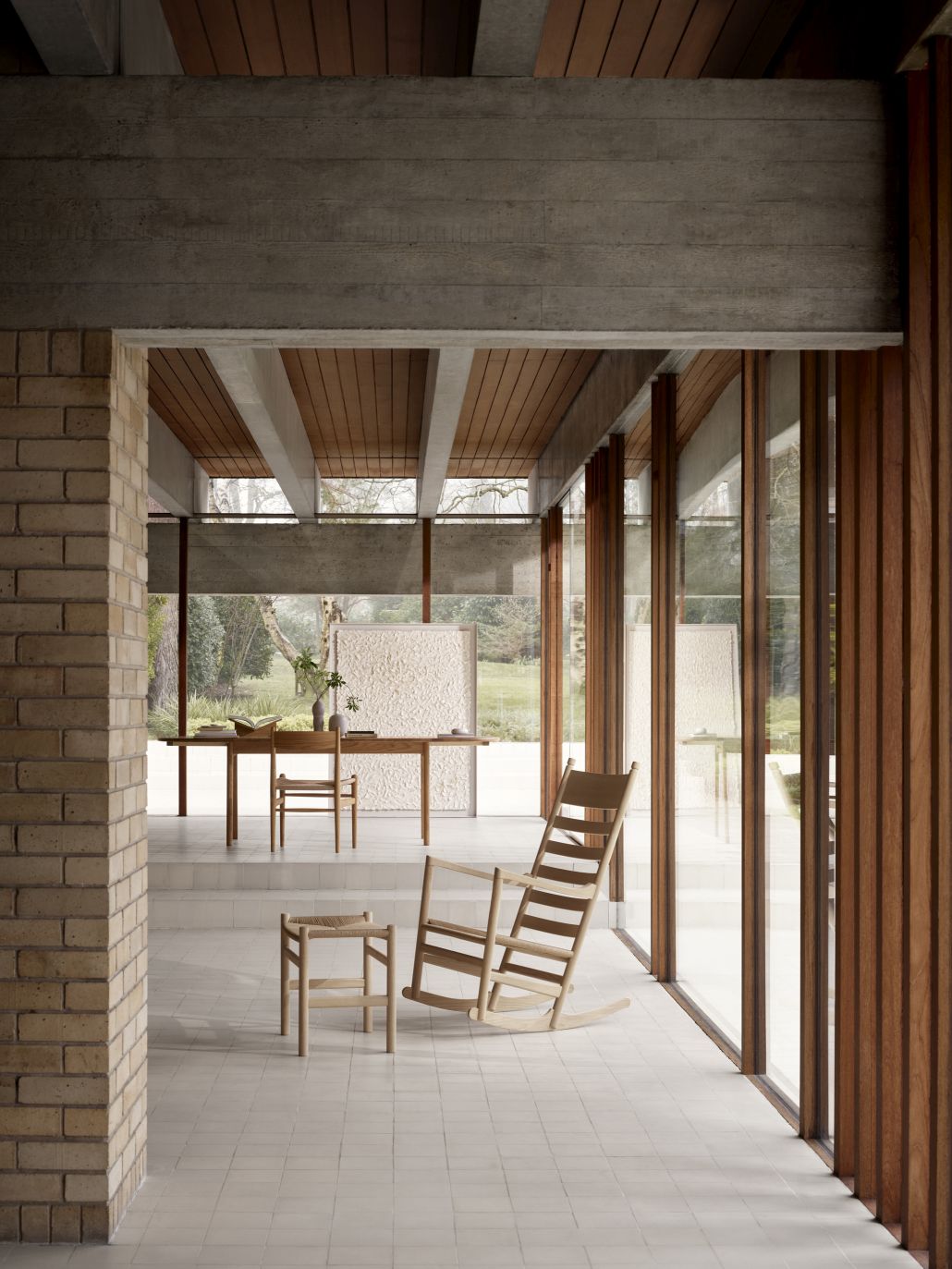 CH45 Schaukelstuhl von Carl Hansen, helles Holz, modernes Design, mit Hocker in lichtdurchflutetem Raum.