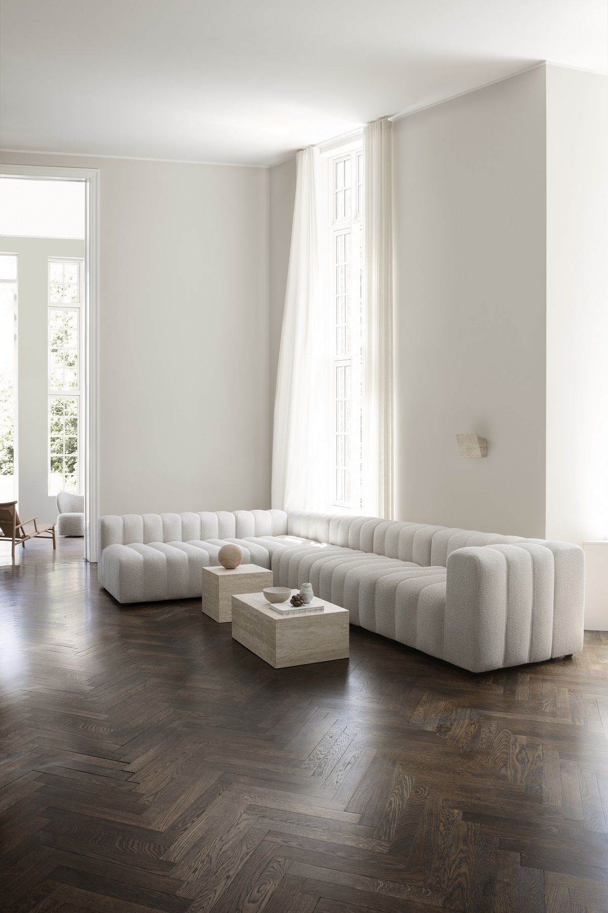Heller Wohnraum mit großem, beigen Ecksofa und zwei Cubism Table Beistelltischen von NORR11.