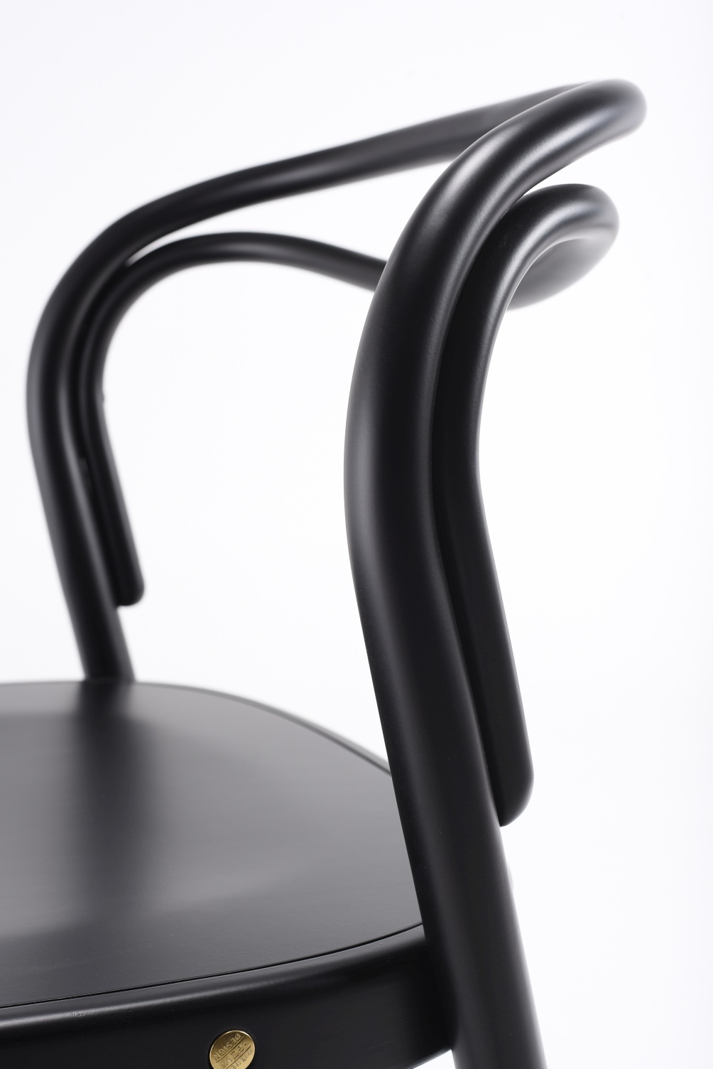 Detailaufnahme des schwarzen Beaulieu Stuhls von Wiener GTV Design, Fokus auf Rückenlehne und Sitzfläche.