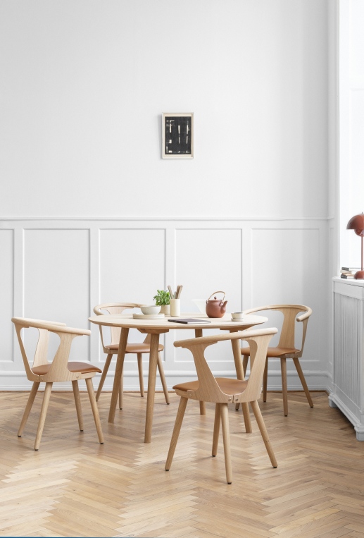 In Between Armchair SK2 von AndTradition mit Sitzpolster am Esstisch.