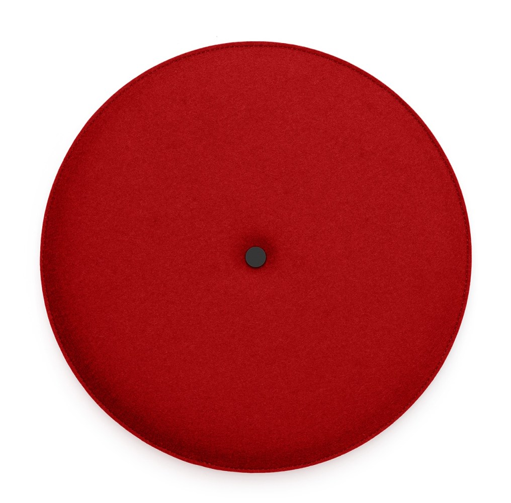 Rotes, rundes HEY-SIGN Akustik Wandelement aus Filz mit Knopf in der Mitte, zur Schallabsorption.