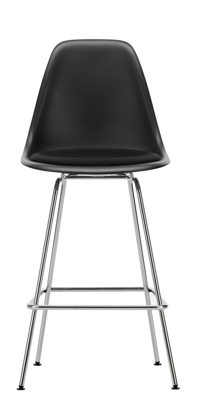 Schwarzer Eames Plastic Bar Stool Barhocker Medium von Vitra mit Sitzpolster und verchromtem Gestell.
