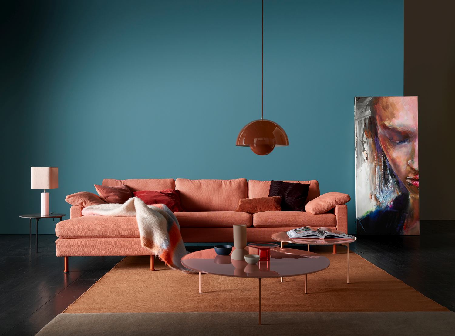Helles Conseta Sofa von Cor mit Kissen und Decke in modernem Wohnzimmer mit Teppich.