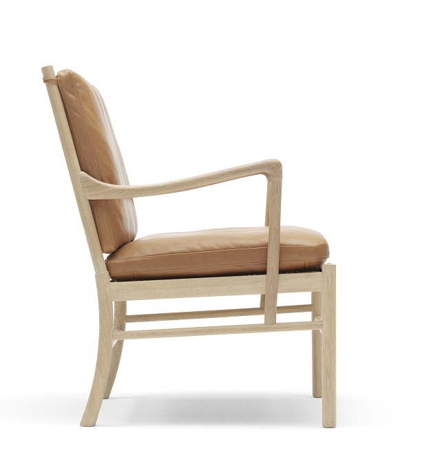 OW149 Colonial Chair von Carl Hansen & Søn, Holzgestell mit braunem Lederbezug, Seitenansicht.