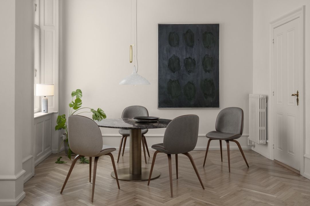 Esszimmer mit Gubi Gravity Tischleuchte Small, weißer Marmorfuß und Canvas Schirm. Designleuchte.