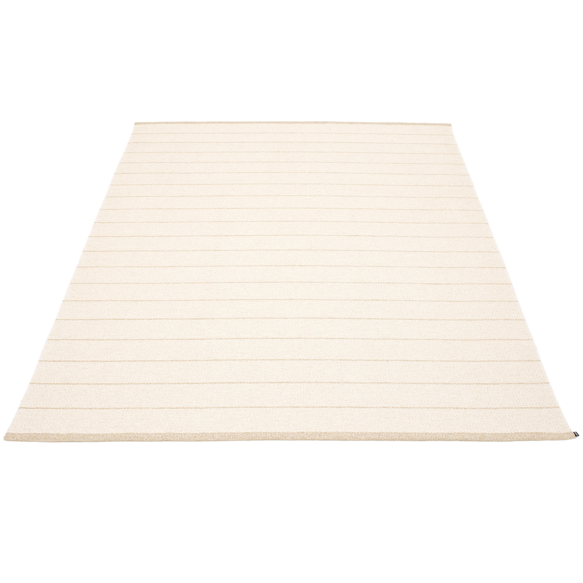 Carl Kunststoffteppich von Pappelina, 180x260 cm, in Beige mit feinen horizontalen Streifen. Strapazierfähiger Teppich für Innen.