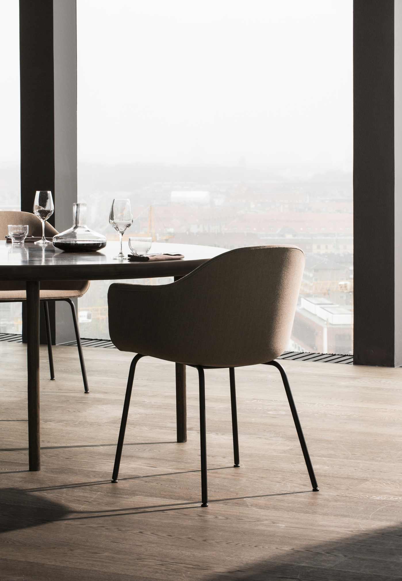 Audo Wine Breather Collection Deluxe Weinkaraffe auf gedecktem Esstisch mit Weingläsern und Stühlen.