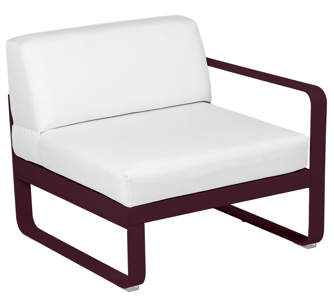 Fermob Bellevie 1-Sitzer Gartenmodul Sofa rechts, burgunderrotes Gestell mit weißen Polsterkissen für den Außenbereich.