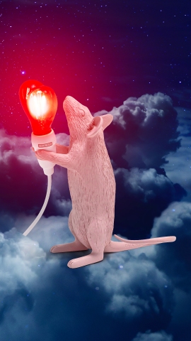 Seletti Mouse Lamp Step Love Edition: Rosa Maus Figur hält eine rote Glühbirne.