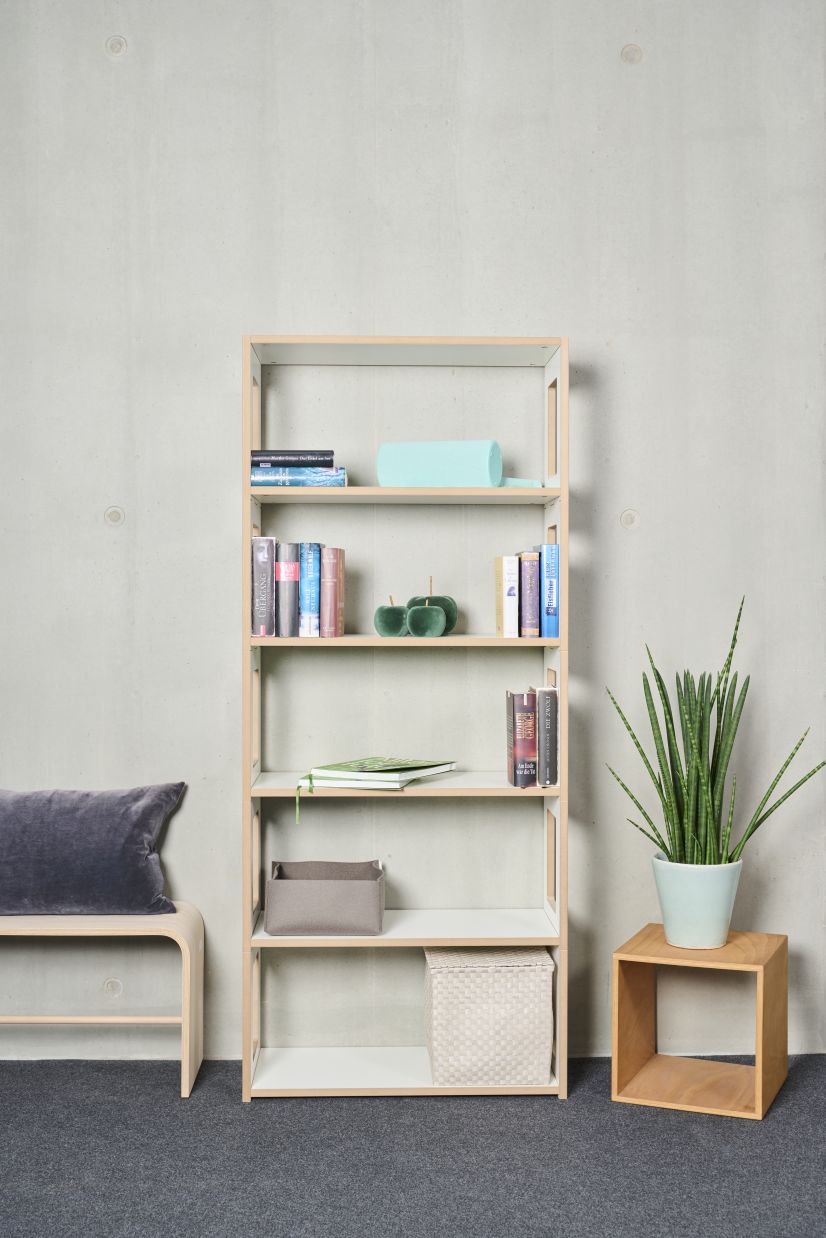 Tojo Hochstapler Regal Anbaumodul in Anthrazit mit Büchern und Dekoration. Modulares Regalsystem für Wohnzimmer.