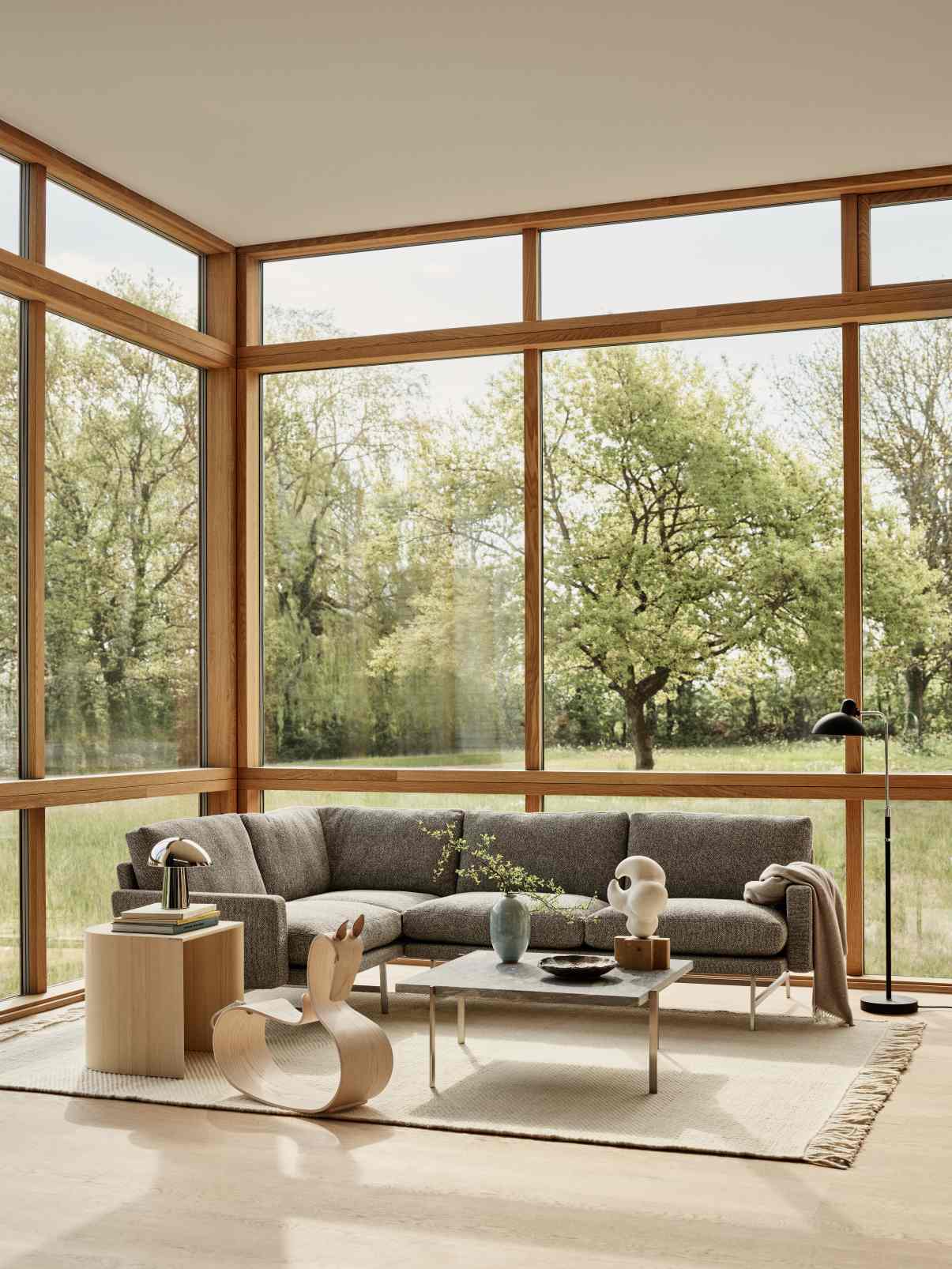Helles Wohnzimmer mit Fritz Hansen Schaukelpferd aus Esche, modernes Design Kindermöbel.