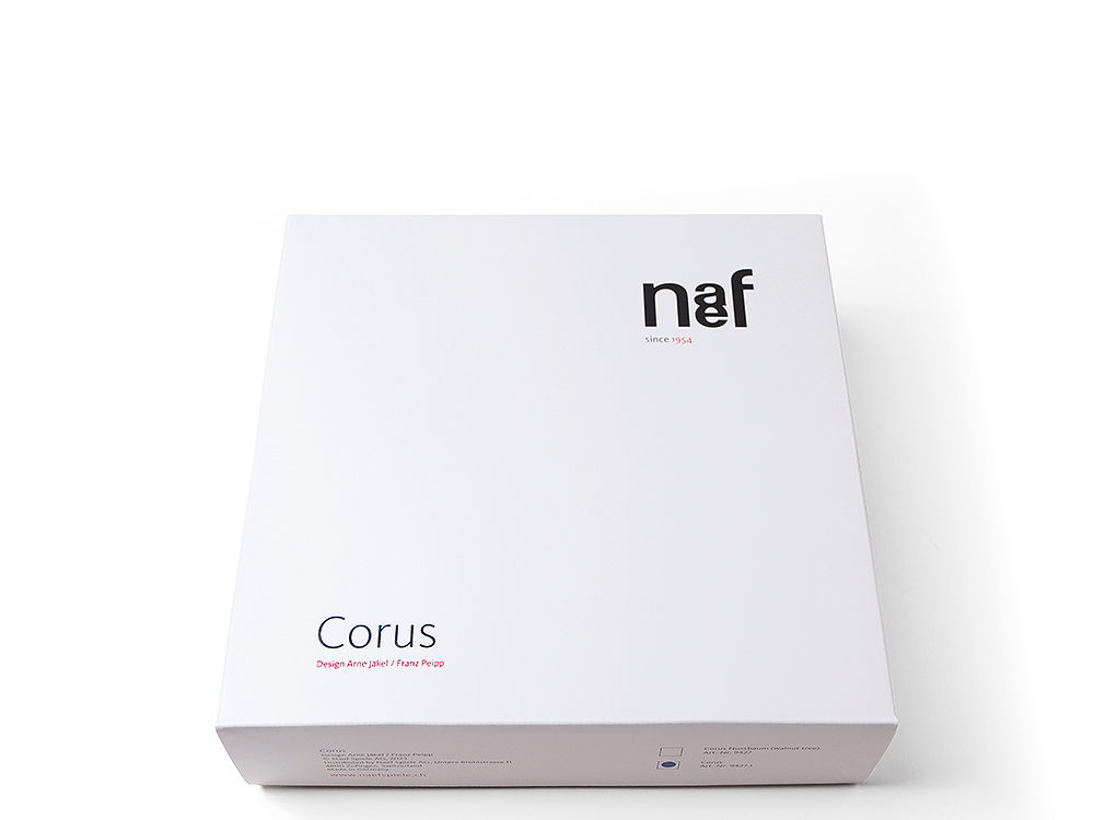 Verpackung des Naef Corus Steckspiels im Bauhaus-Design, ein hochwertiges Holzspielzeug für kreative Kinder.