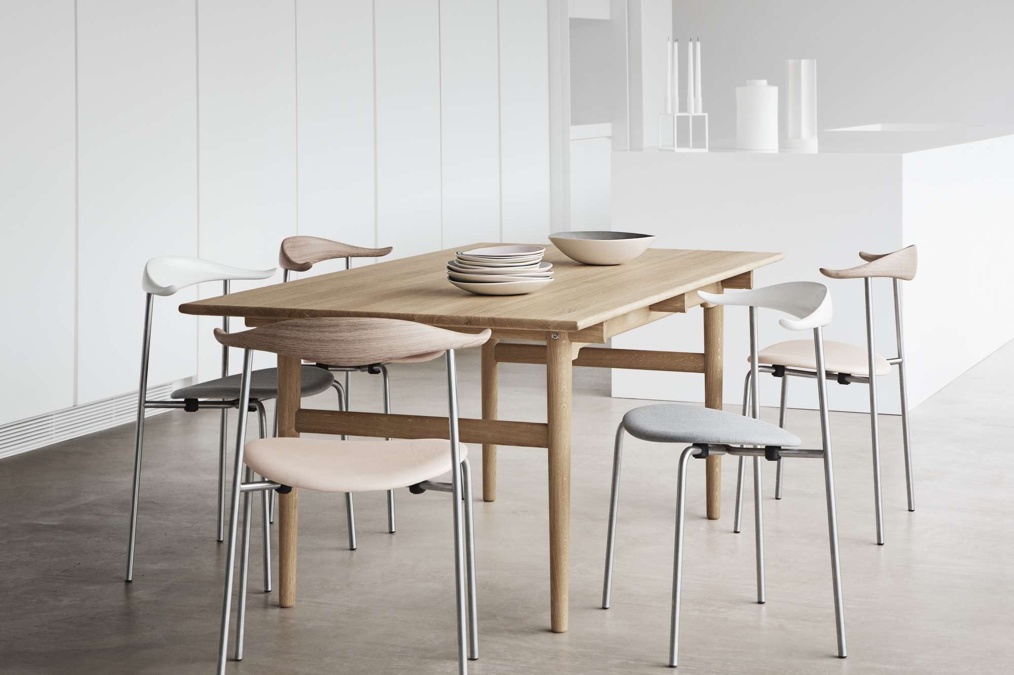 CH327 Tisch von Carl Hansen & Søn aus Eiche mit Stühlen in modernem Esszimmer.