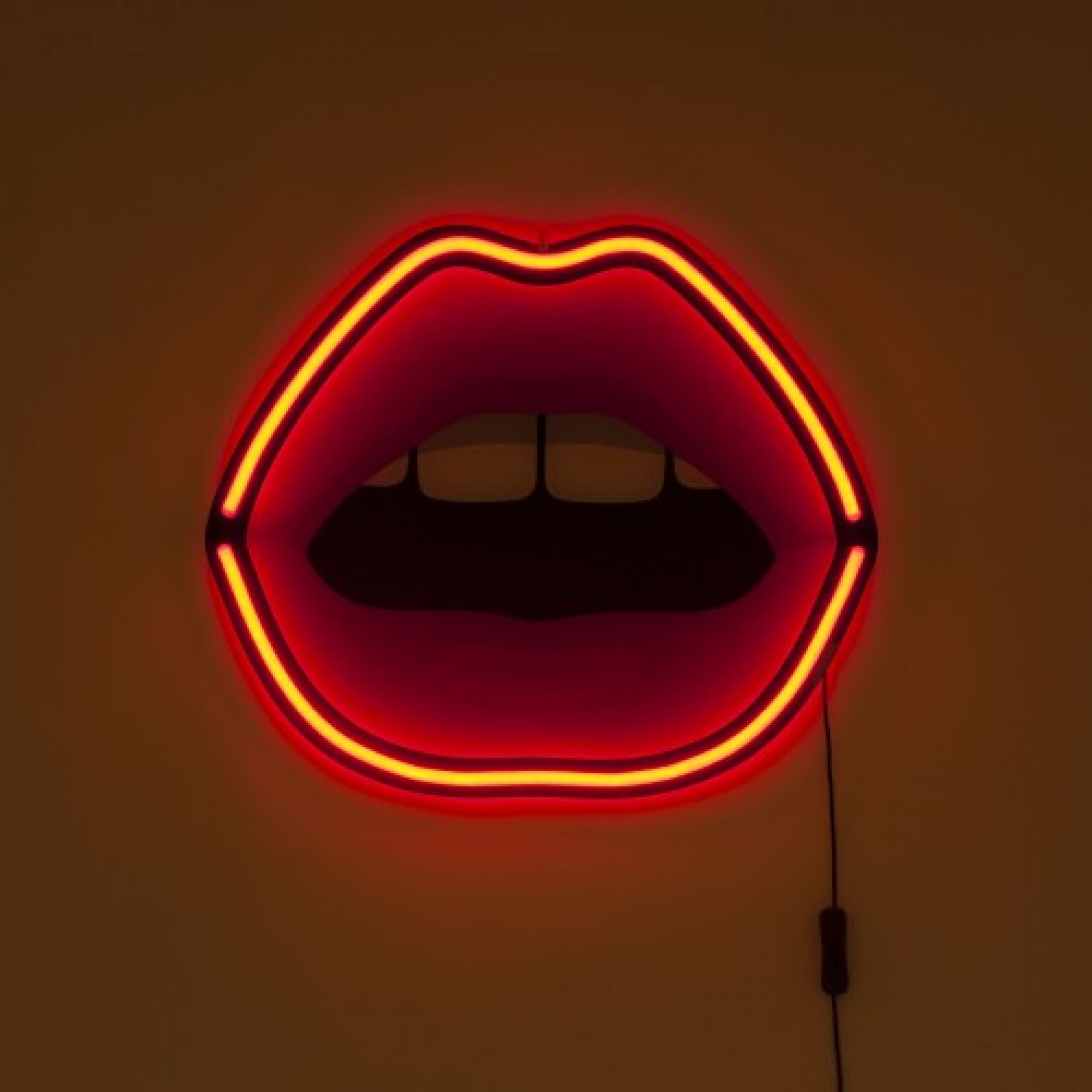 Rote Lippen Neon Leuchtreklame für Wanddekoration, modernes Design mit gelbem Rand und Schalter.