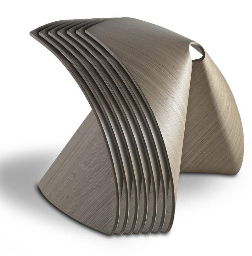 Moderner Hocker aus hellem Holz mit geschwungenem Design, ideal als Beistelltisch oder Dekoration.