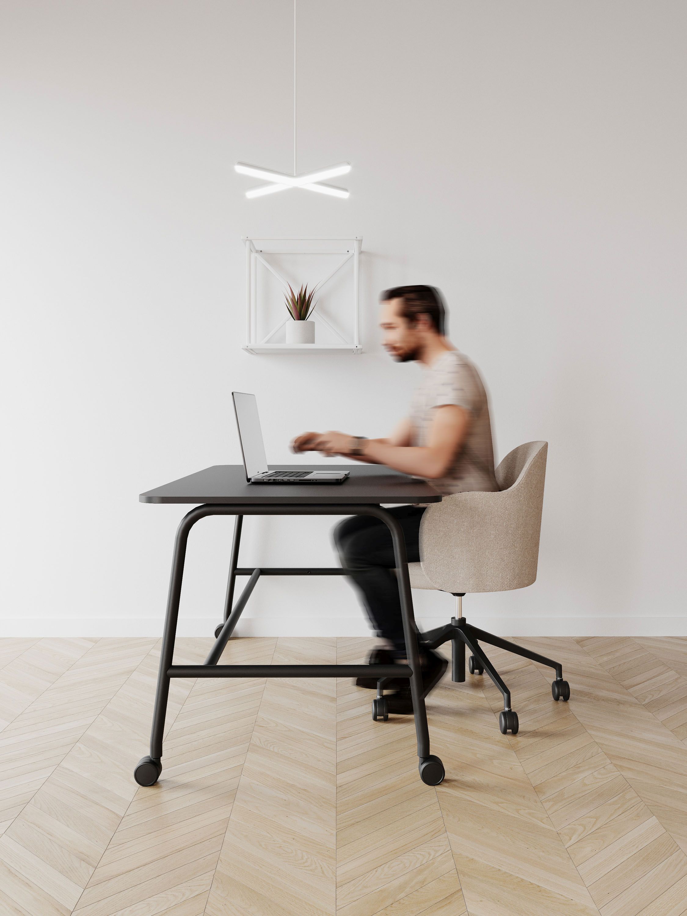 flos FS KP 5R Drehstuhl von Bejot im modernen Büro, Person arbeitet am Laptop.