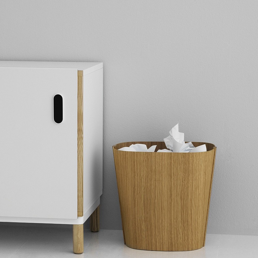 Moderner Holzpapierkorb in Eiche, ideal für Büros und Wohnräume.