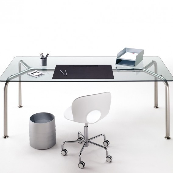 Schreibtisch mit Rexite Schreibtischunterlage aus Leder, Stifthalter, Papierablage und Bürostuhl auf weißem Hintergrund.