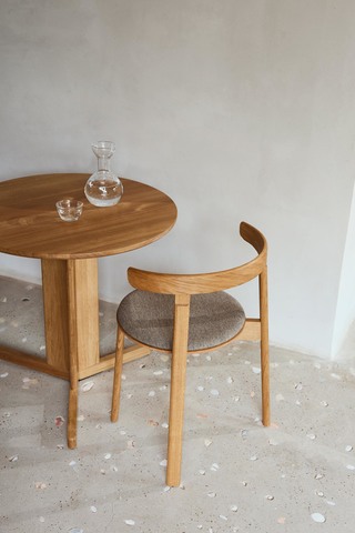 Lunar-stoel in eikenhout met zitkussen van Form & Refine