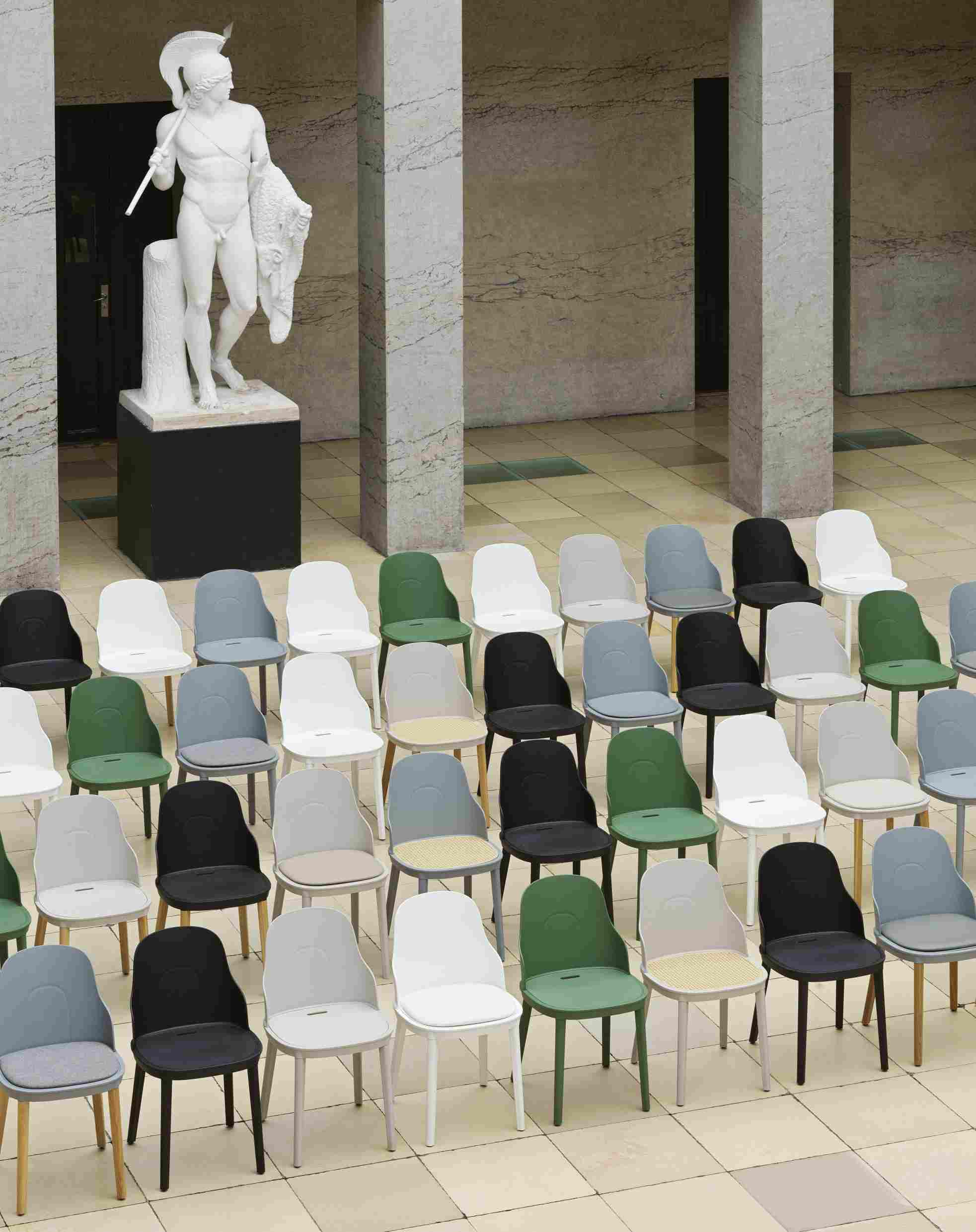 Viele Allez Chair PP Stühle von Normann Copenhagen in verschiedenen Farben vor einer Statue.