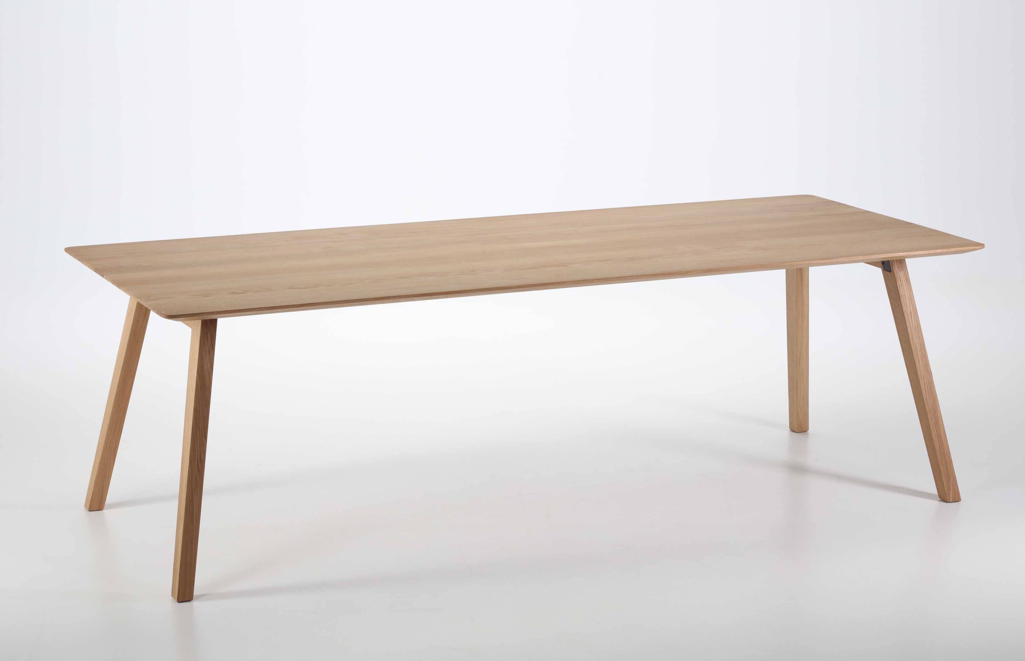 Monk Tisch von Prostoria, Esstisch aus hellem Holz mit schlichtem, modernem Design für Esszimmer.