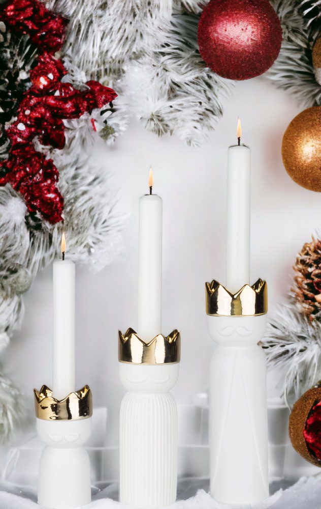 Königslicht Kerzenständer 3er Set von Räder, weiße Kerzen mit goldener Krone, festliche Weihnachtsdekoration.
