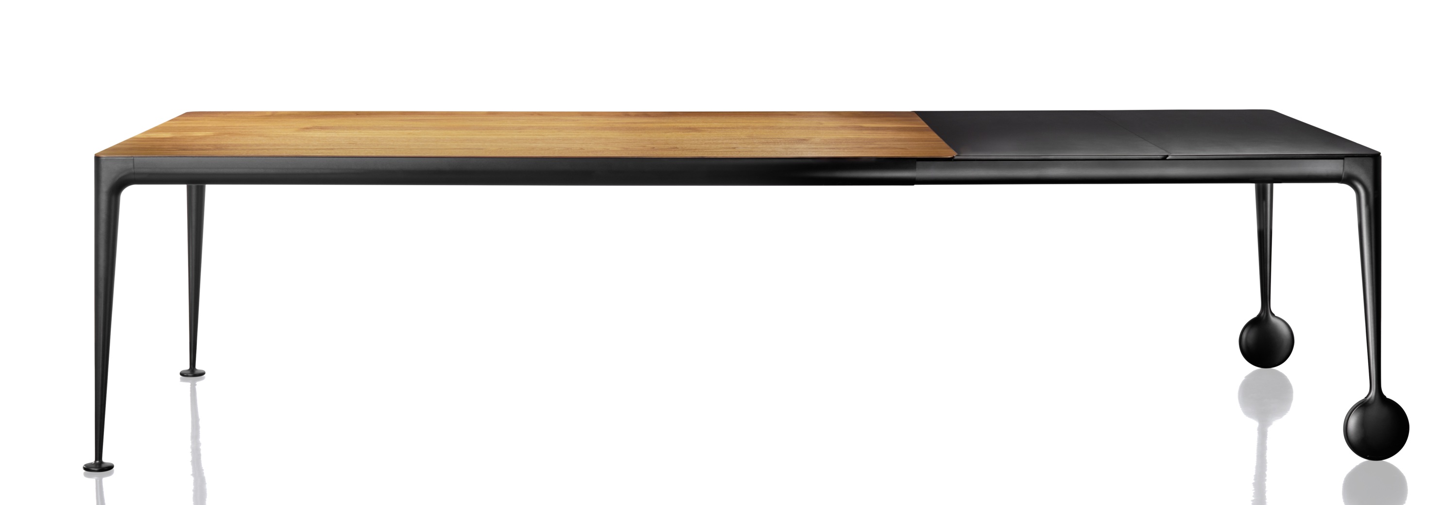 Big Will Table von Magis: Ausziehbarer Esstisch mit Rollen und Holz- sowie schwarzer Tischplatte.