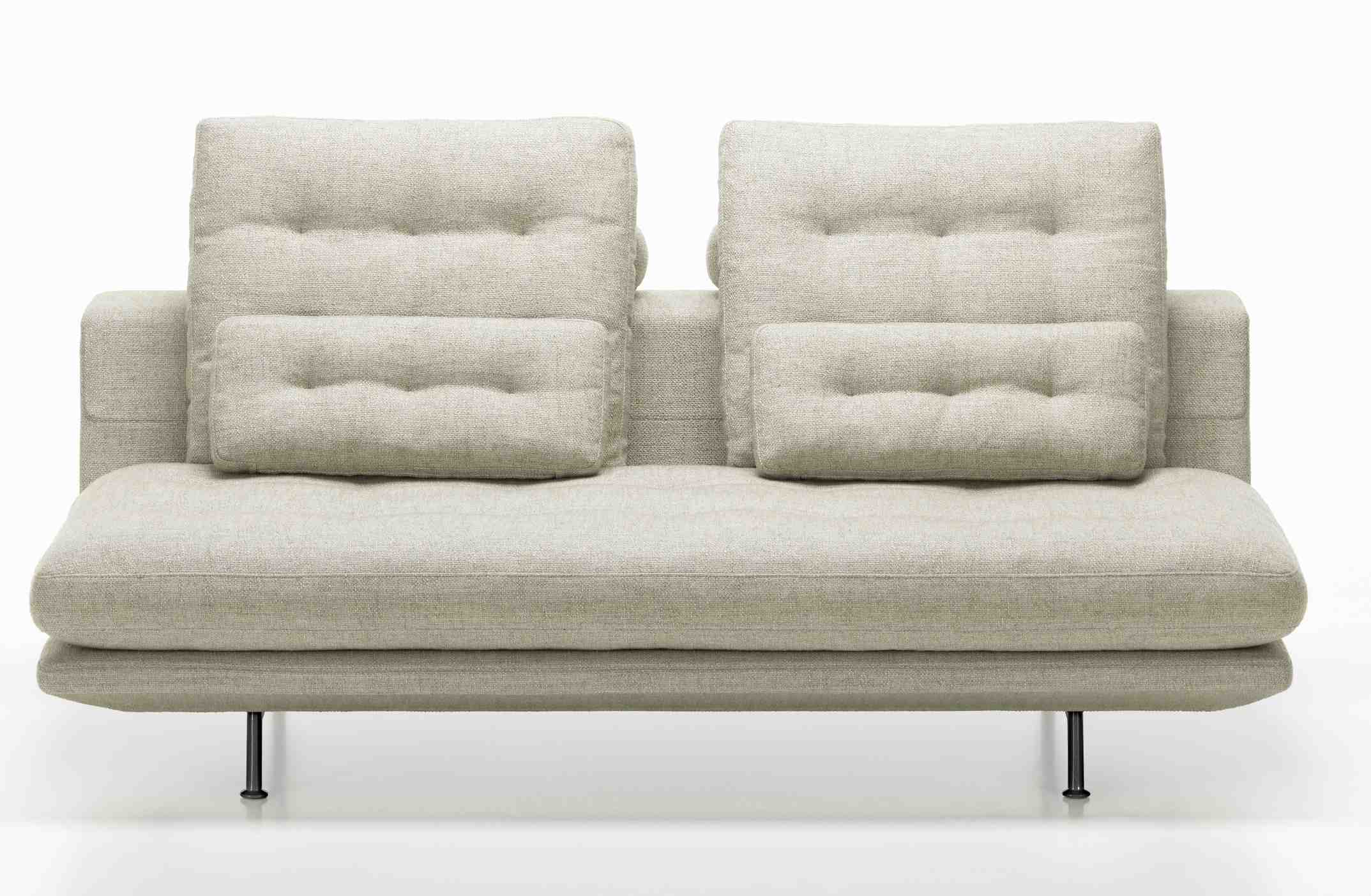 Vitra Grand Sofa 2,5-Sitzer in Beige mit Stoffbezug und schwarzen Füßen, modernes Wohnzimmermöbel.