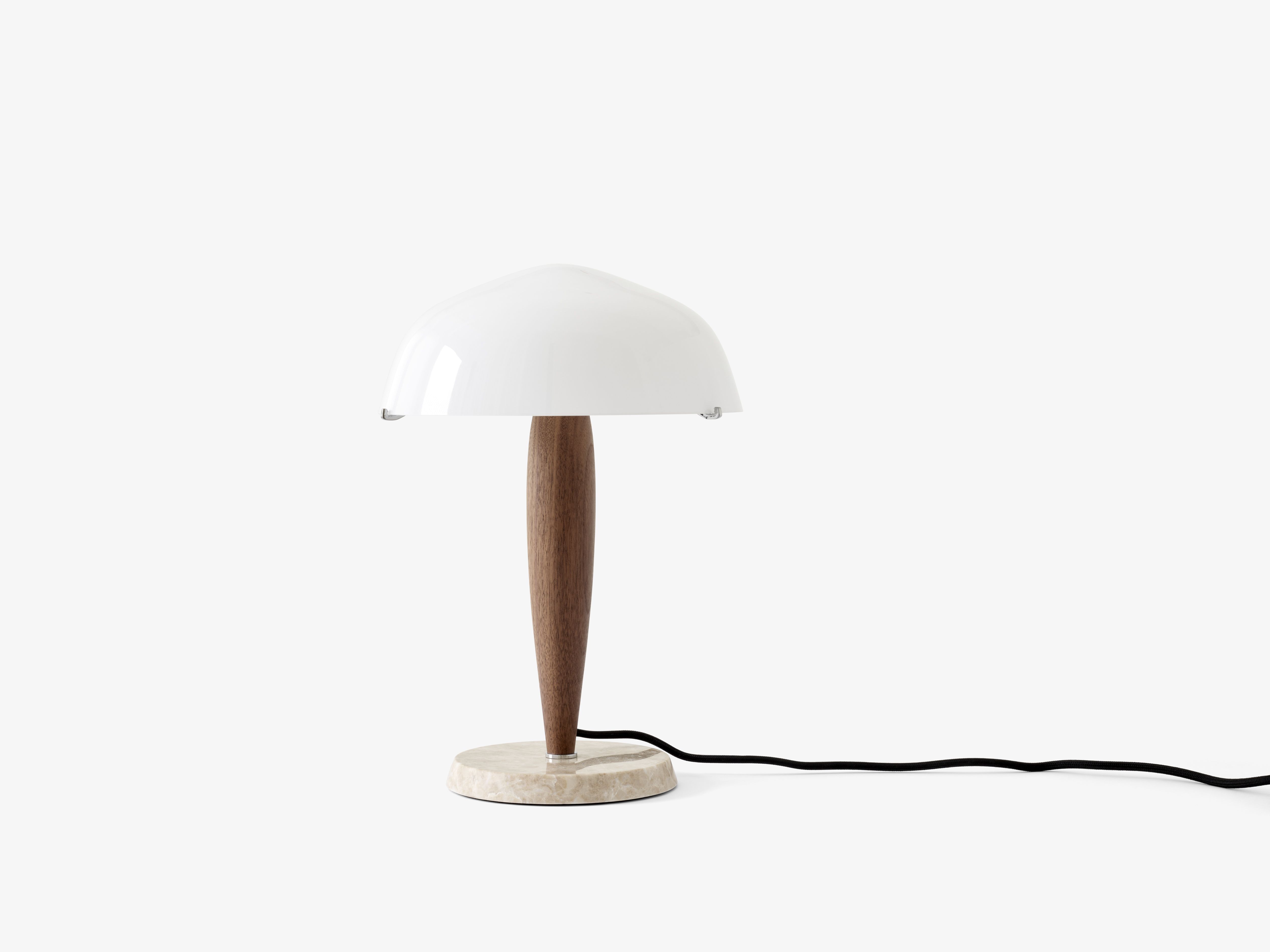 Herman SHY3 Tischleuchte von AndTradition: Moderne Lampe mit weißem Schirm, Holzfuß und Marmorsockel.