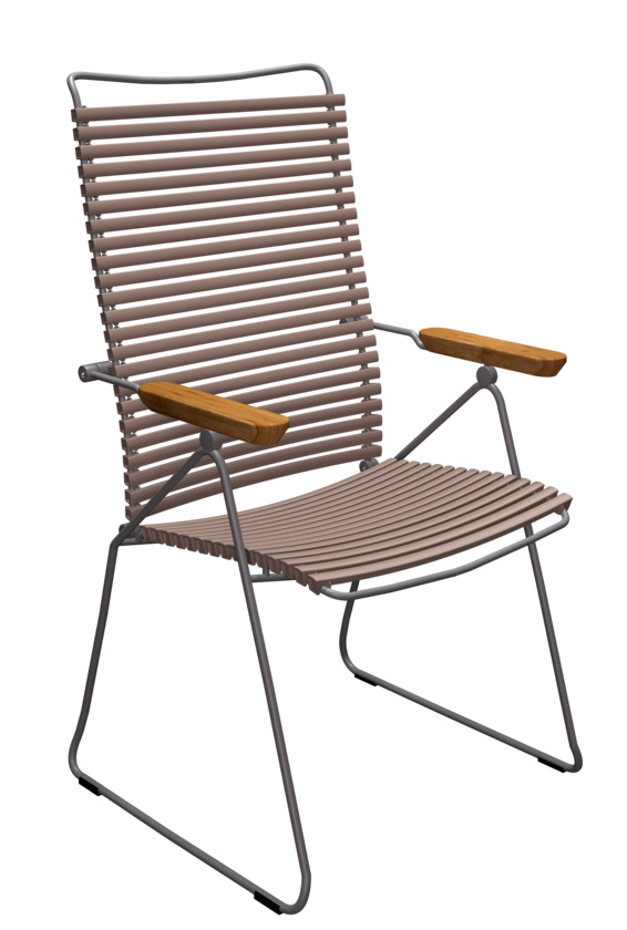 Houe Click Position Chair Outdoor Sessel mit Armlehnen aus Bambus und grauem Metallgestell.