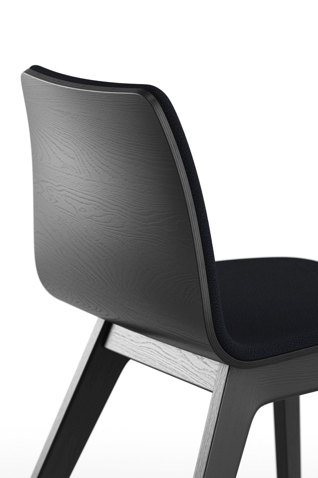 Detailaufnahme des Morph Holzstuhls mit schwarzem Sitzpolster und Holzrahmen, modernes Möbeldesign für Esszimmer und Büro.