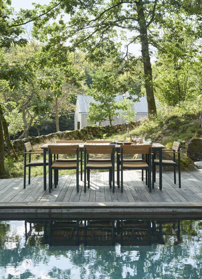 Pelagus Stuhl von Skagerak: Holzstuhl mit Armlehne für den Garten, auf Holzterrasse am Pool.