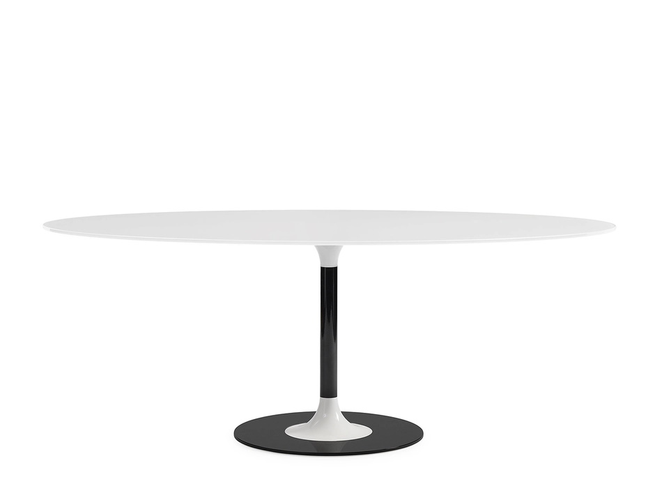Weißer, ovaler Thierry XXL Tisch von Kartell mit schwarzem Fuß und zentraler Säule.
