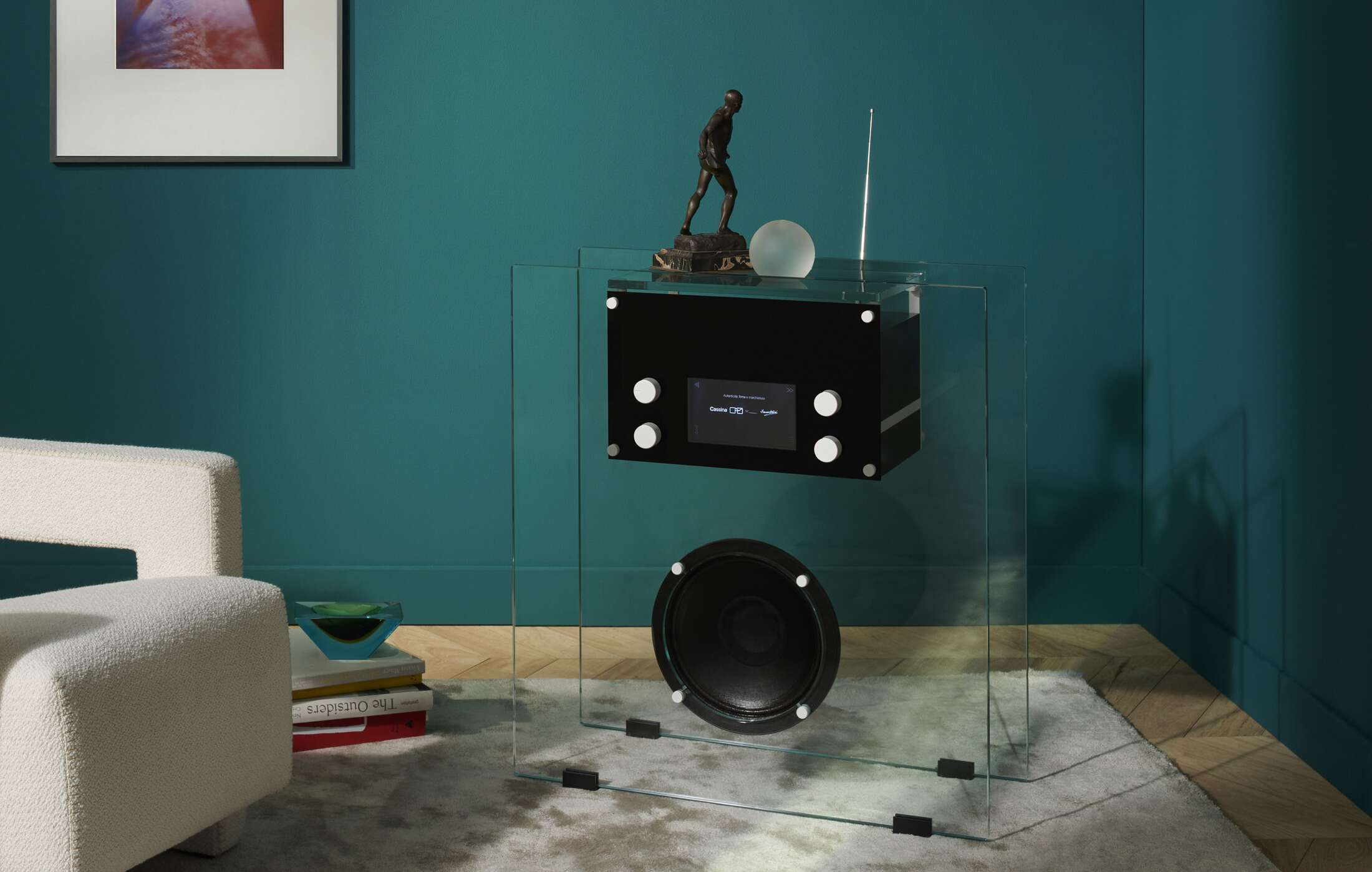 Cassina Radio 842: Transparenter Glasrahmen mit schwarzem Lautsprecher und satinierten Edelstahlknöpfen.
