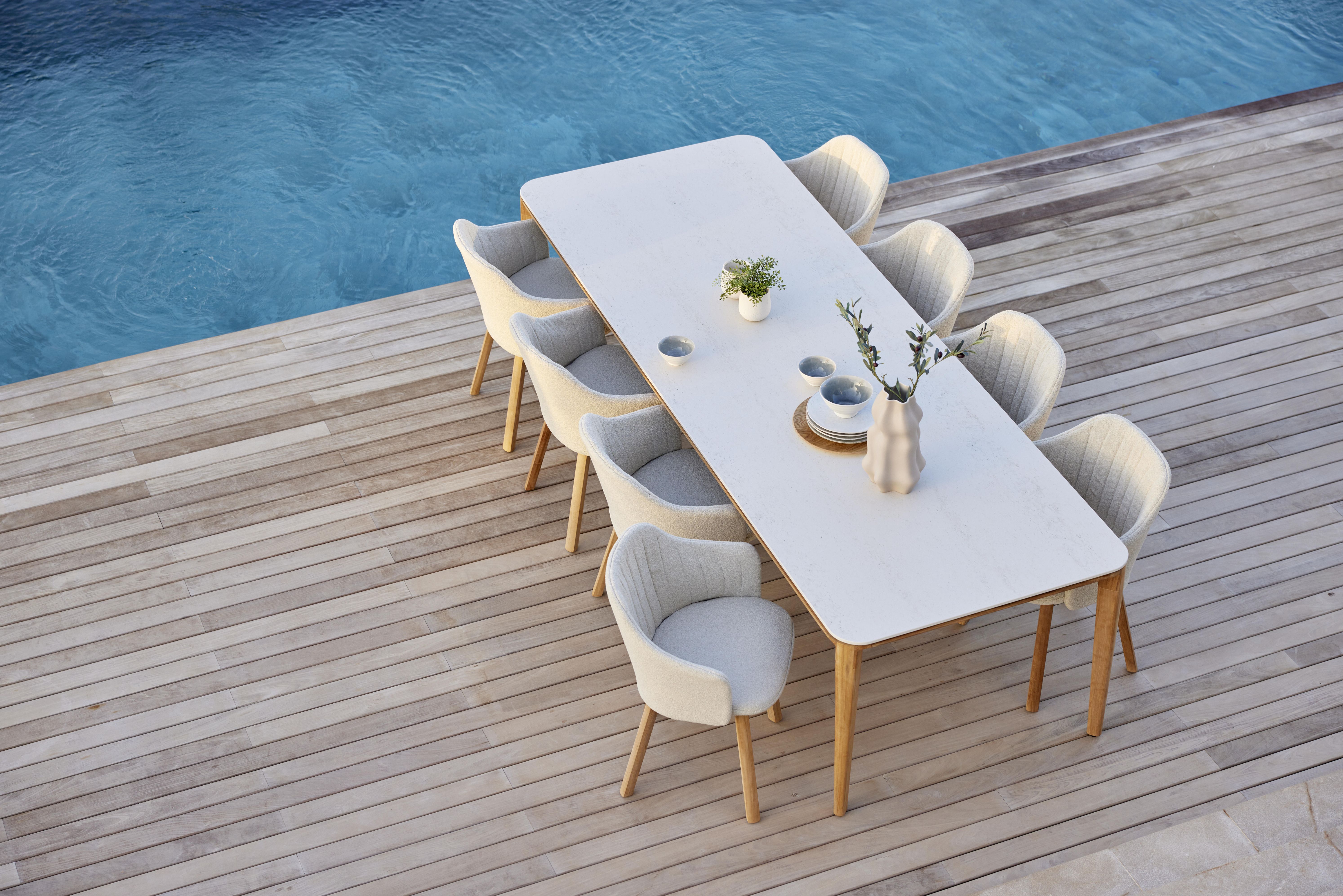 Choice Outdoor Stühle mit Teakgestell und Esstisch auf Holzterrasse am Pool, Cane-Line Gartenmöbel.