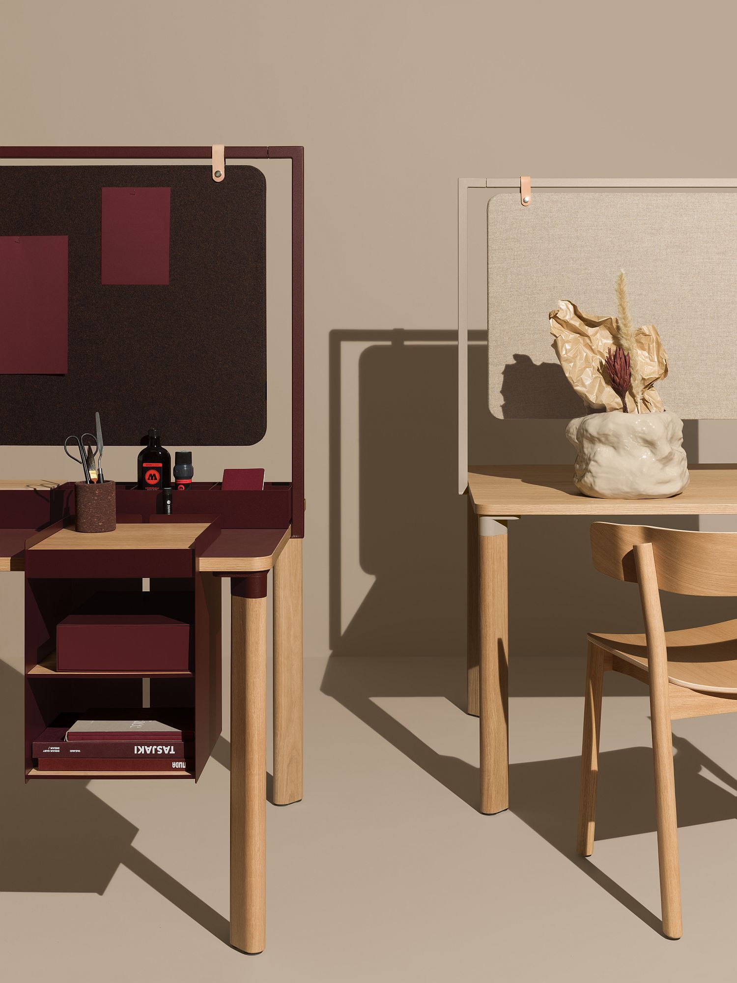 Enfold Table von Mizetto, ein moderner Arbeitstisch mit Stauraum und akustischer Trennwand in Burgunderrot und Beige.