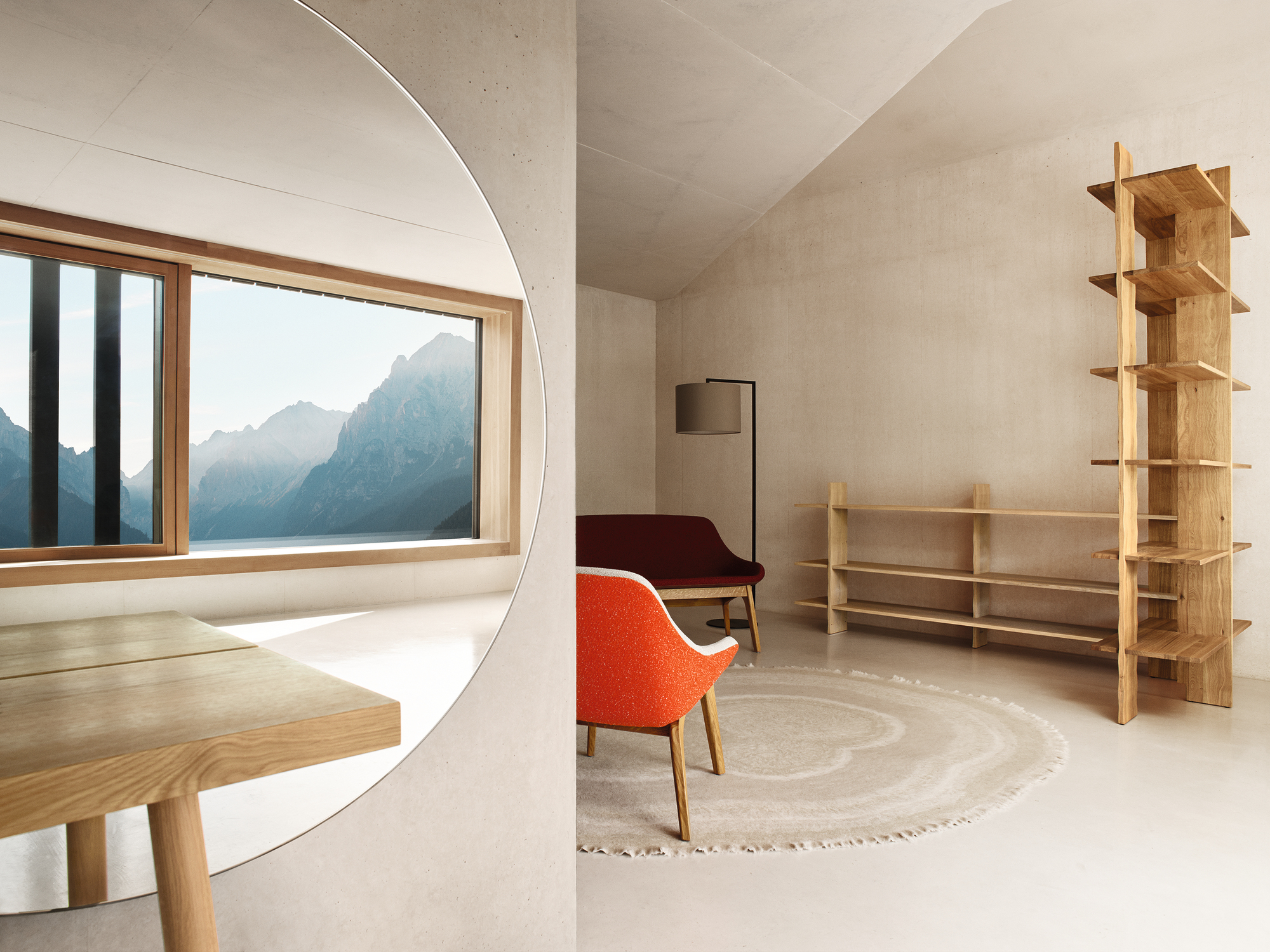 Innenraum mit Designmöbeln und Read Noon Stehleuchte, die für stimmungsvolle Beleuchtung sorgt.
