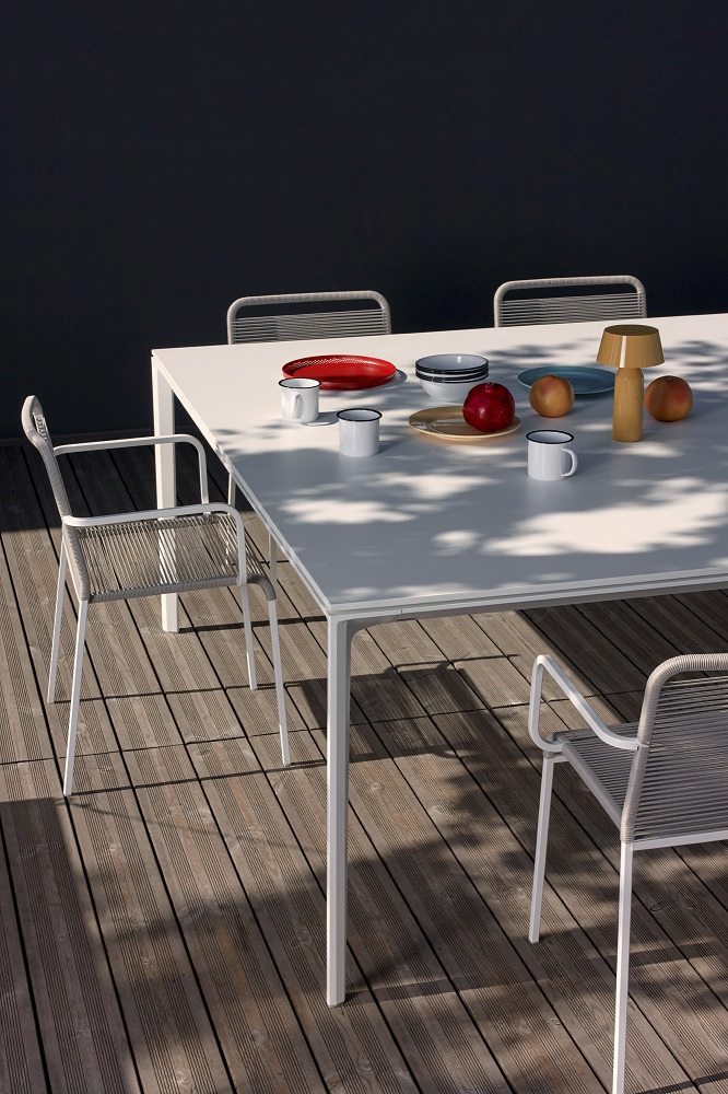 ARIA S43 Armlehnenstuhl stapelbar von La Palma am Gartentisch auf Holzterrasse. Outdoor Möbel.
